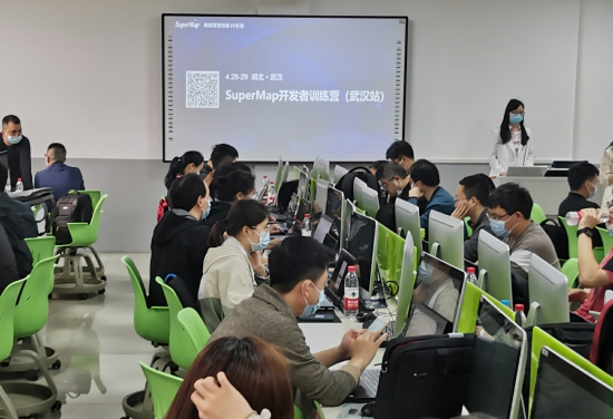 武汉大学GIS教学与应用创新中心与超图软件携手举办开发者训练营，推动教育行业软件开发创新